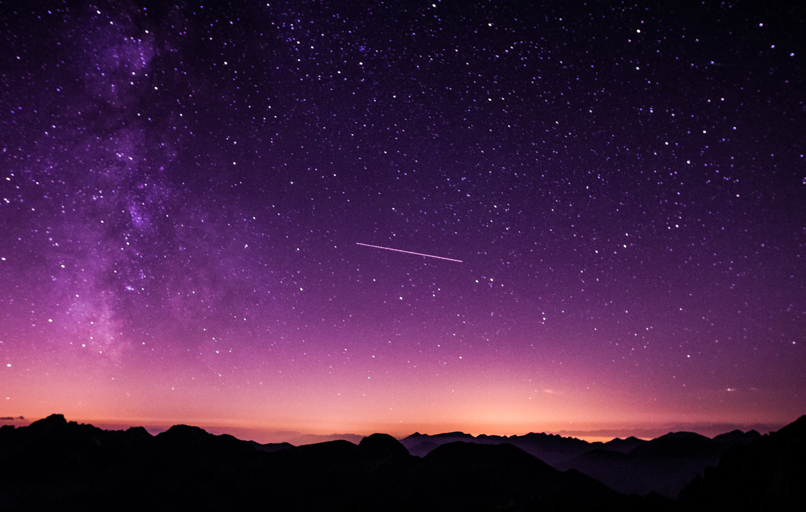 Nebulosa em tons púrpura e dourado